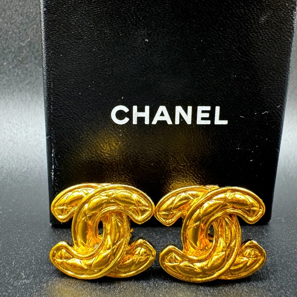LOT 1487 24K gold plated CHANEL vintage matelasse CC clip on earrings - Picture 1 of 10